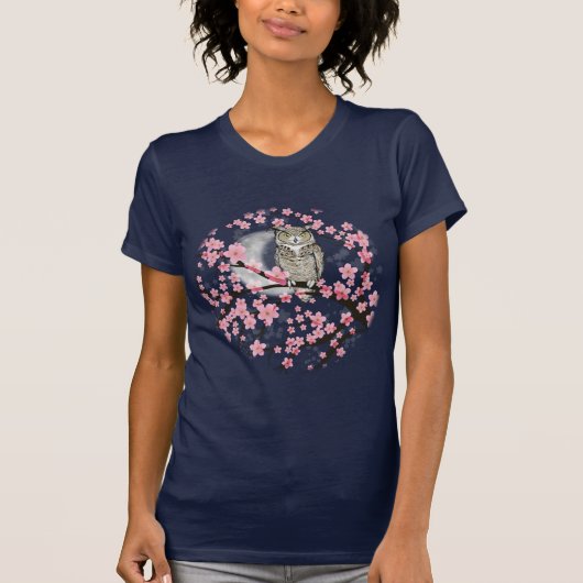 T-shirt Grande chouette à cornes dans un arbre en fleurs (Devant)