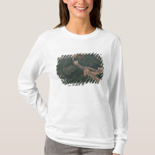 T-shirt Grande Muraille sinuant à travers les montagnes.