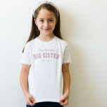 T-Shirt Grande soeur amusant sportif personnalisé rose<br><div class="desc">Conçu pour coordonner avec la collection de baby showers taillés Lea Delaveris Design, cette chemise sporty de grande soeur est un cadeau parfait pour un nouveau frère. C'est génial pour annoncer un nouveau bébé ou pour quand le petit frère est né. Ce design sportif de t-shirt comporte un "nom d'équipe"...</div>