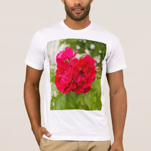 T-shirt Grandes roses rouges dans le jardin