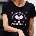 T-shirt Grandmas amusant Jouer Pickleball Drôle Citation<br><div class="desc">Si vous êtes la grand-mère qui cherche toujours à faire des choses amusantes et que vous jouez au pickleball,  alors ce t-shirt est parfait pour vous! C'est aussi une idée parfaite d'un petit-enfant à un pickleball amusant en jouant à Grandma.</div>