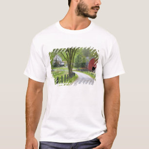 T-shirt Grange rouge et ferme près de Berlin, Ohio.