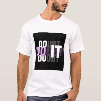 T-shirt graphique blanc à demi-manches « DOUBT ».