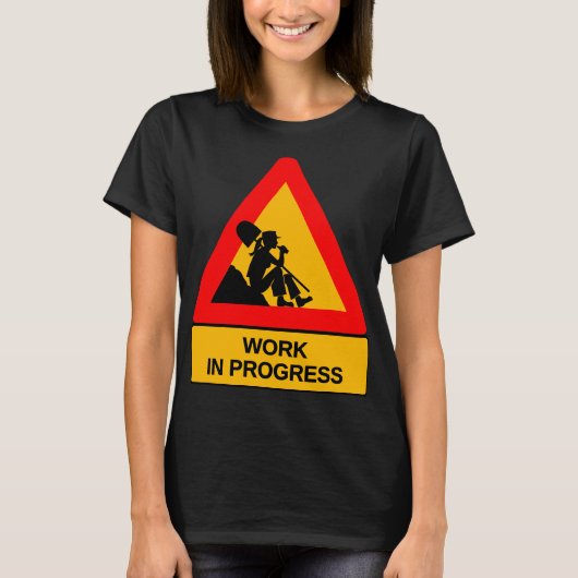 T-shirt graphique drôle en cours de réalisation – (Devant)