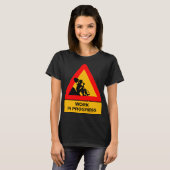 T-shirt graphique drôle en cours de réalisation – (Devant entier)