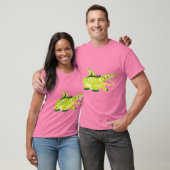 T-shirt graphique rose avec un bébé alligator de d (Unisexe)