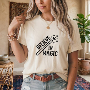 T-shirt graphique unisexe 'Croire en la magie'