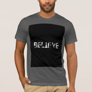 t-shirt gris avec le titre croyez