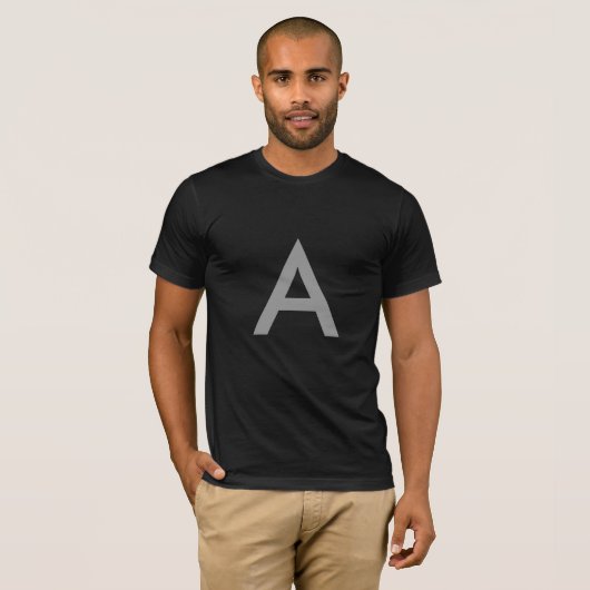 T-shirt Gris sur noir, initiales en lettre. (Devant entier)