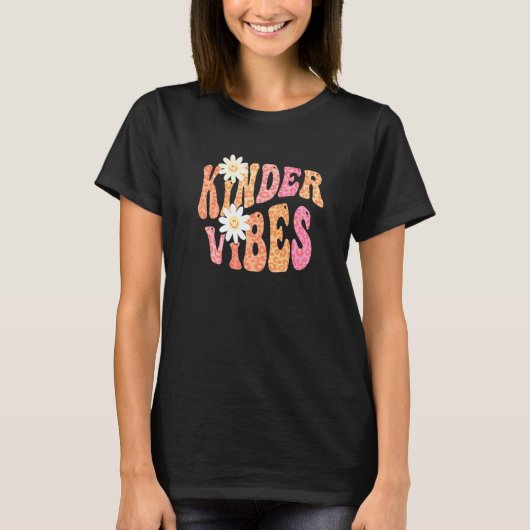 T-shirt Groovy KINDER VIBES Teacher Fall Colors Kindergart (Devant)
