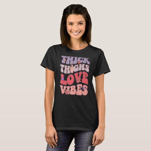 T-shirt Groovy Valentines Day Thick Thighs Love Vibes Wome (Devant entier)