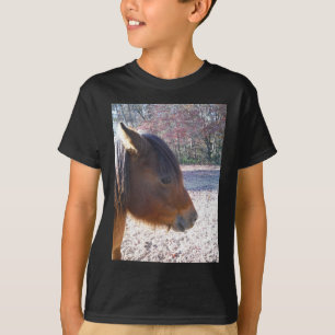 T-shirt Gros plan sur un cheval brun, petit poney brun