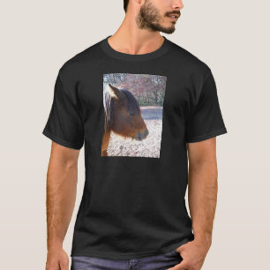 T-shirt Gros plan sur un cheval brun, petit poney brun