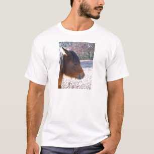 T-shirt Gros plan sur un cheval brun, petit poney brun