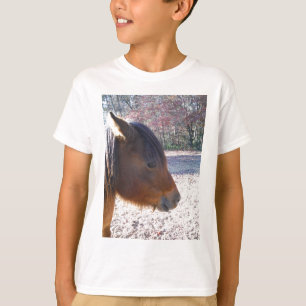 T-shirt Gros plan sur un cheval brun, petit poney brun