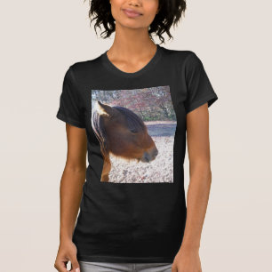 T-shirt Gros plan sur un cheval brun, petit poney brun