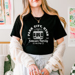 T-shirt Groupe de jumelage de voyage de ski personnalisé<br><div class="desc">Créez des souvenirs durables avec notre chemise Ski Trip personnalisée pour les familles, les amis ou les groupes. Personnalisez avec votre nom de famille ou les détails de votre voyage de groupe pour en faire le vôtre. Idéal pour les amateurs de ski et les amateurs de souvenirs de vacances d'hiver,...</div>