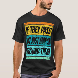 T-shirt Groupe de marche rétro passe à la sortie du camp d