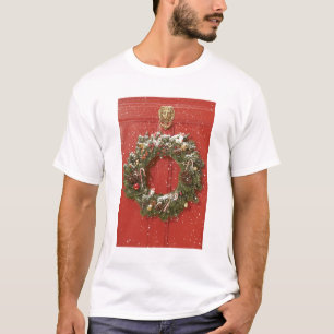 T-shirt Guirlande de Noël accrochant sur une porte