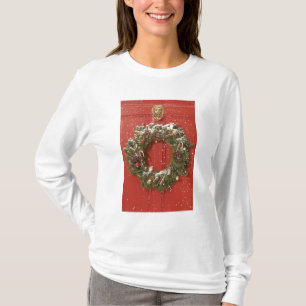 T-shirt Guirlande de Noël accrochant sur une porte