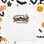 T-shirt Halloween personnalisé Squelette long squelette de<br><div class="desc">Un t-shirt à manches longues sur mesure cool,  avec un squelette déplaisant accroché au-dessus du texte éffrayant orange et noir,  et un Jack-o'-lantern impressionnant. Customisez avec vos informations de base pour tous vos invités ou membres de votre famille.</div>