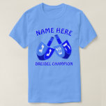 T-shirt Hanoukka Dreidels dans le champion mignon bleu de<br><div class="desc">Ajoutez un nom à ce tee - shirt drôle de Hanoukka de champion de Dreidel pour un cadeau personnalisé ou comme peu de festin pour vous-même. La conception graphique audacieuse des deux Dreidels aux nuances lumineuses de bleu et du blanc inclut un modèle pour votre nom ci-dessus avec le "champion...</div>