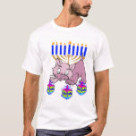 T-shirt Hanoukka Kitty<br><div class="desc">Hanoukka heureux adorable Kitty tournant des dreidels d'amusement devant un menorah juif traditionnel est parfait pour des cadeaux de Chanukah et des idées de cadeau pour les vacances.</div>