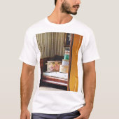 T-shirt Hatboxes Seen Through an Open Door (Devant)