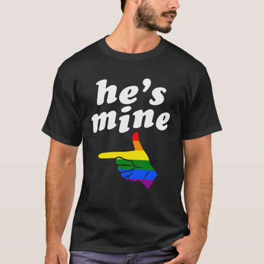 T-shirt He s Mine Matching Gay Pride Couple Hand Pointing  (Devant)