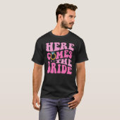 T-shirt Here Come The Bride Bridal Bridesmaid Groovy Bache (Devant entier)