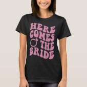 T-shirt Here Comes Bride Groovy Groom Engaged Mrs Bachelor (Devant)