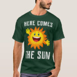 T-shirt Here Comes The Sun, Happy Holidays And Summer Cost<br><div class="desc">Voici Le Soleil,  Les Joyeuses Vacances Et Le Costume Été.</div>