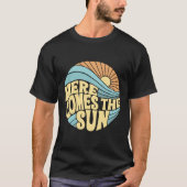 T-shirt Here Comes The Sun — Retro Groovy Positive Vibes (Devant)