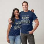 T-shirt Héros de professeur de sciences Humour nouveauté<br><div class="desc">Je ne suis peut-être pas un héros,  mais je suis un professeur de sciences si proche de l'art du mot humoristique en sans-serif et en croix de griffes de doodle en blanc et jaune doré avec deux étoiles d'accent en détresse.</div>