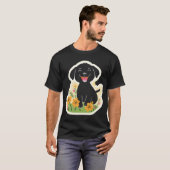T-shirt Heureux chiot noir dans les fleurs sauvages (Devant entier)