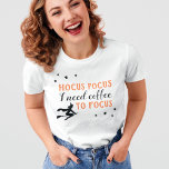 T-shirt Hocus Pocus Moderne Orange et Noir Halloween<br><div class="desc">"Hocus Pocus I need coffee to focus" rime drôle t-shirt sur le thème du café pour elle pour Halloween présente un design moderne de typographie orange et noir avec des accents de sorcière volante et d'étoiles. Le style de chemise à manches courtes pour femmes peut être modifié.</div>