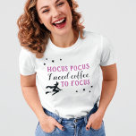 T-shirt Hocus Pocus Moderne violet et noir Halloween<br><div class="desc">"Hocus Pocus I need coffee to focus" rime drôle t-shirt sur le thème du café pour elle pour Halloween présente un design moderne de typographie violet et noir avec des notes de sorcière et d'étoiles. Le style de chemise à manches courtes pour femmes peut être modifié.</div>