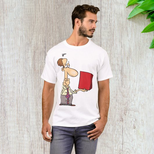 T-shirt Homme Regardant Une Boîte