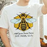 T-shirt Honeybee Honeypeb Apiary de la ferme d'abeilles Pe<br><div class="desc">Ce t-shirt d'abeille de miel a une grande abeille sur un arrière - plan léger et lumineux. L'abeille jaune et noire a des ailes bleu-blanc qui s'étalent comme si elle était prête à voler. L'arrière - plan est une jolie forme de nid d'abeille dorée. Utilisez le modèle pour ajouter n'importe...</div>