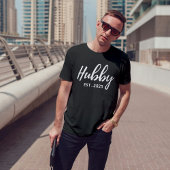 T-shirt Hubby White Script "EST 202X" - Groomsmen moderne