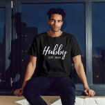 T-shirt Hubby White Script "EST 202X" - Groomsmen moderne<br><div class="desc">Célébrez le futur marié avec ce "Hubby Est" élégant et personnalisé. 202X" groomsmen chemise de soirée de célibataire. Ce t-shirt noir présente un design moderne et élégant, ce qui en fait un must pour toute célébration pré-mariage. Conçu dans un tissu confortable et de haute qualité, il est parfait pour passer...</div>