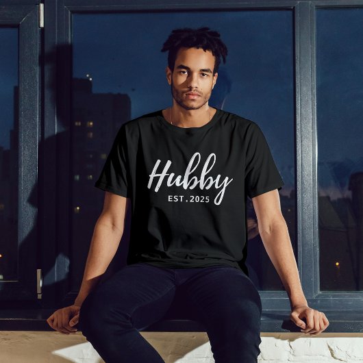 T-shirt Hubby White Script "EST 202X" - Groomsmen moderne