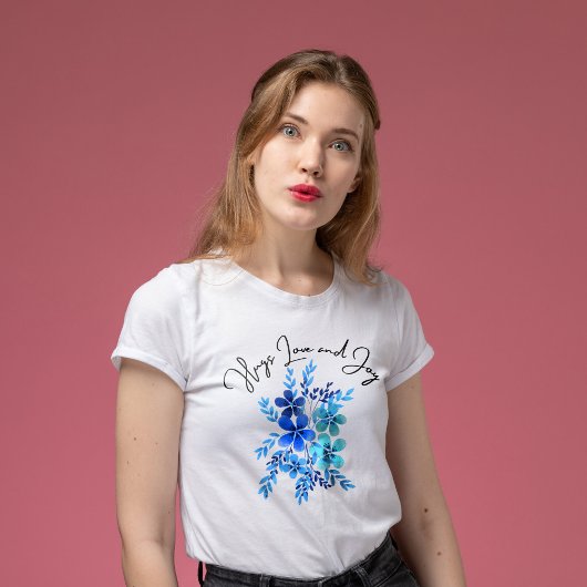 T-shirt Hugs Love and Jove, fleurs bleues