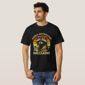 T-shirt Humor Unhinged And Feral Raccoon Cowboy Trash  (Devant entier)