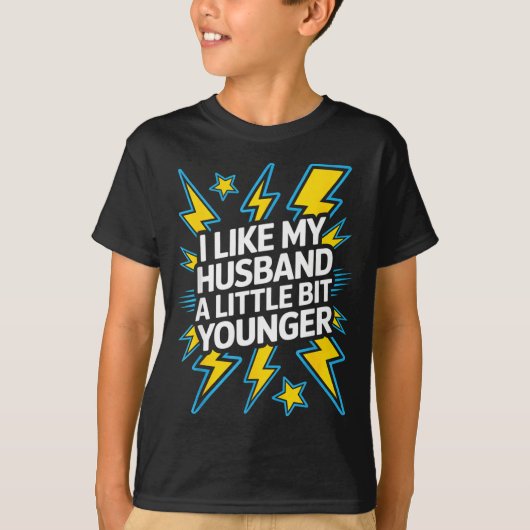 T-shirt I Like My Husband A Little Bit Younger Funny Sayin (Devant)