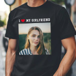 T-shirt I Love My Girlfriend Sporty Minimalist photo<br><div class="desc">Super cadeau pour ton copain ! T-shirt personnalisé disant I LOVE MY GIRLFRIEND en typographie sportive minimaliste et un coeur rouge avec votre photo carré ci-dessous. Personnalisation simple et facile !</div>
