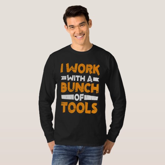 T-shirt I Work With A Bunch Of Tools        (Devant entier)