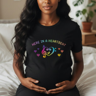 T-shirt Ici dans une fête prénatale musicale arc-en-ciel B