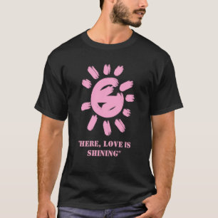 T-shirt "ICI L'AMOUR EST EN TRAIN DE CHANTER" Monogramme