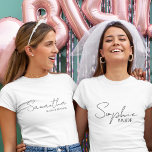 T-shirt Idées Cadeau Personnalisées De La Femme D'Honneur<br><div class="desc">Vous cherchez la meilleure façon de montrer à votre Maid of Honor combien elle veut vous dire? Découvrez notre collection personnalisée de cadeaux d'honneur, disponibles exclusivement sur Zazzle ! Qu'elle ait été votre confidente, votre soutien, ou votre femme droite tout au long de votre voyage vers l'allée, ces cadeaux réfléchis...</div>